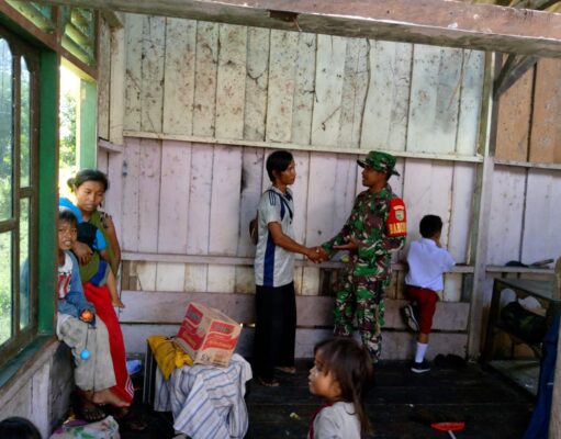 Peduli Dengan Warga Di Wilayah Binaannya, Babinsa Koramil 1710-03/Kuala Kencana Bantu Rehab Rumah Warga Kurang Mampu