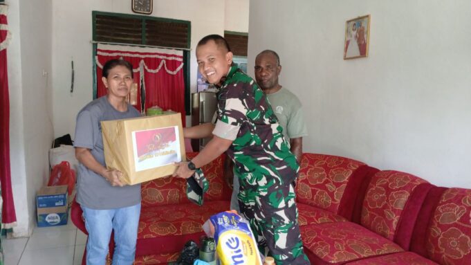Sebagai Bentuk Perhatian di Bulan Kasih Natal TA 2024, Dandim 1710/Mimika Jenguk Anggota Yang Sedang Sakit Sembari Bagikan Bingkisan