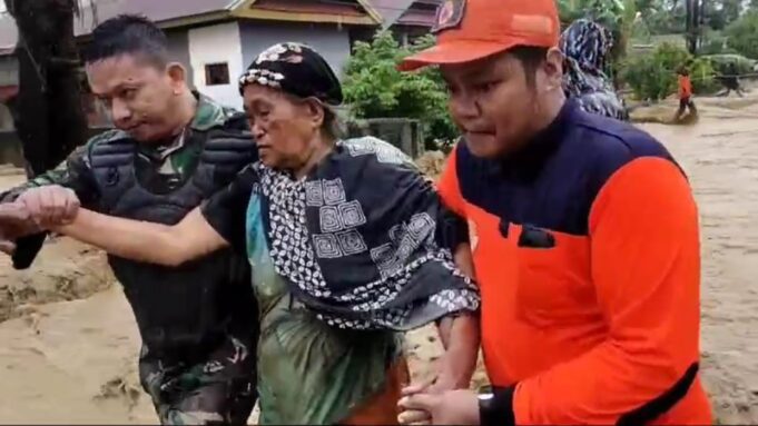Jajaran Kodam XIV/Hsn di Wilayah Sulsel Berikan Bantuan kepada Korban Banjir