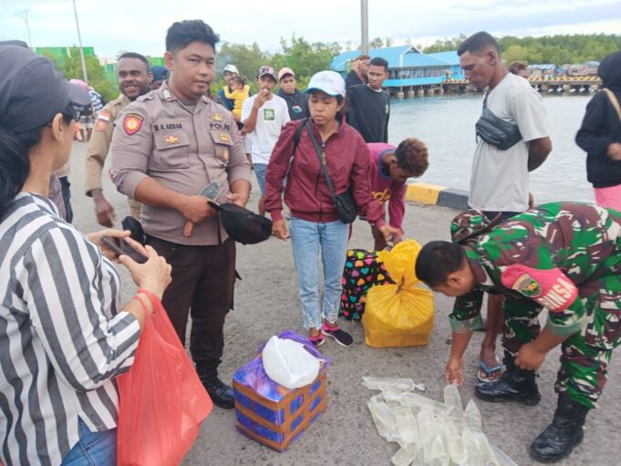 Babinsa Koramil Mapurujaya Bersama Kepolisian dan Pemda Gelar Sweeping Gabungan Penumpang Kapal Laut