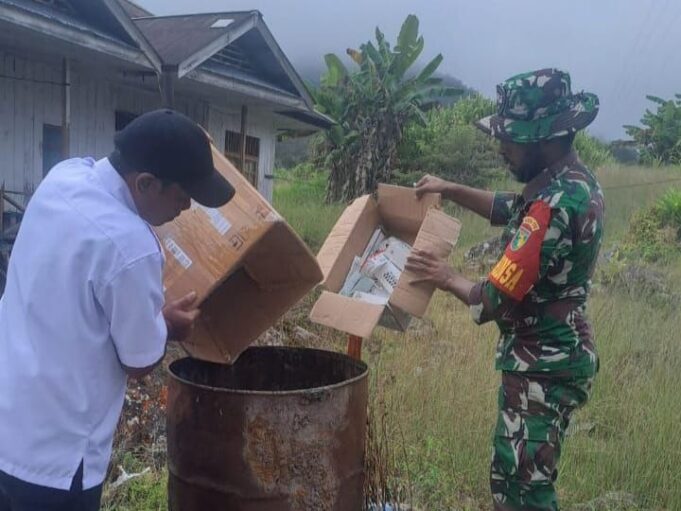 Babinsa Koramil Jila Dampingi Pemusnahan Obat-Obatan Kadaluwarsa di Puskesmas Jila