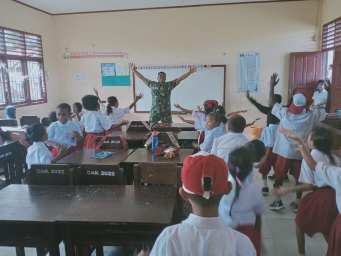 Babinsa Timika Ajarkan Matematika Metode Gasing di SD Inpres Nawaripi