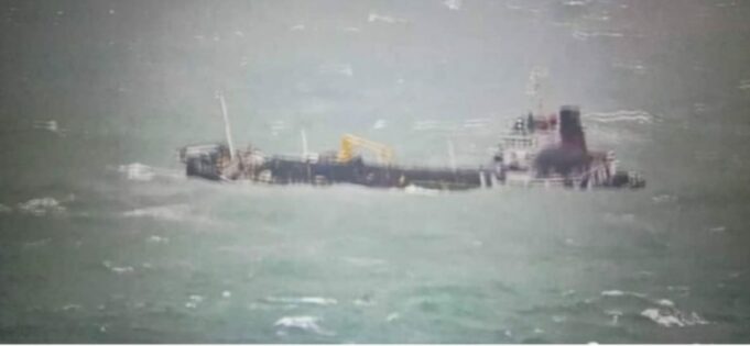 KN. Tanjung Datu-301 Selamatkan MT Silver Sincere Yang Tenggelam