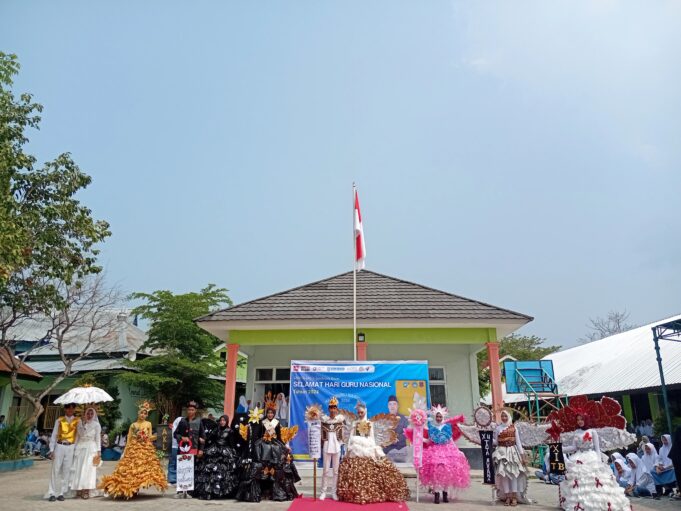 Program “Re Fashion Show” Mahasiswa UTS di SMKN 3 Sumbawa Besar