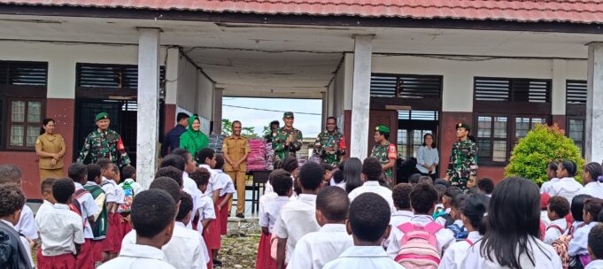 Dandim 1715/Yahukimo Serahkan Bantuan KASAD Tas dan Seragam Sekolah kepada Anak Sekolah di Dekai Yahukimo