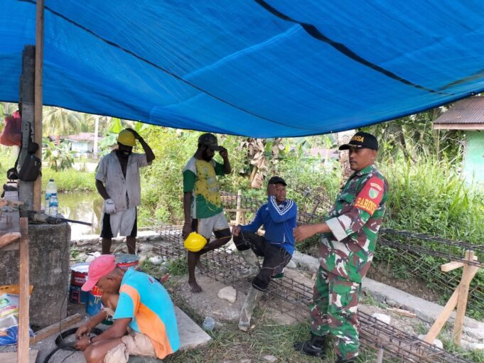 Jalin Silaturahmi, Babinsa Mapurujaya Komsos Dengan Warga