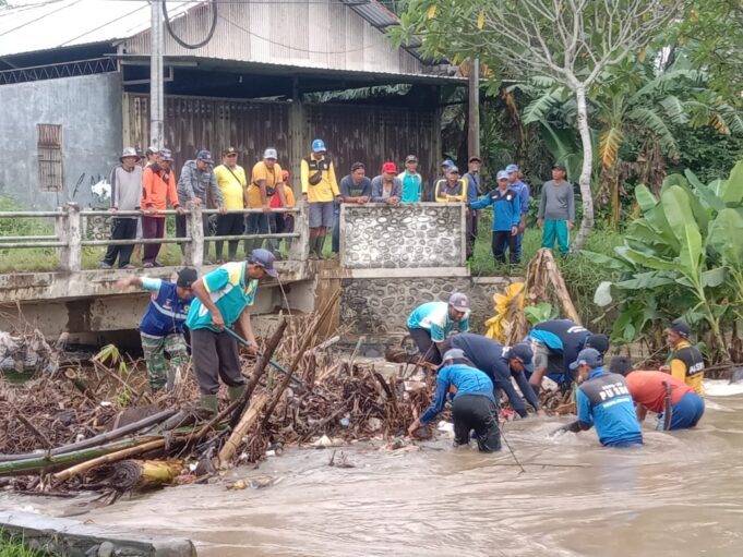 Camat Semboro Bersama Unsur Muspika Bersih-Bersih Sungai Rowo Tapen