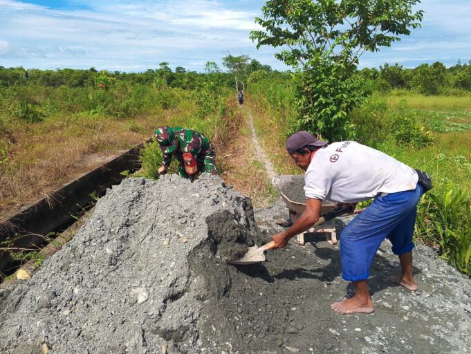 Babinsa Koramil Kuala Kencana Bersama Petani Kerja Bakti Perbaiki Jalan Pematang Sawah
