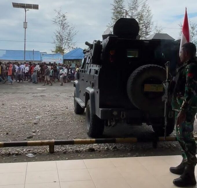 Kodim 1715/Yahukimo Amankan Demo Front Aliansi Pelajar Yahukimo Tolak Program Makan Bergizi