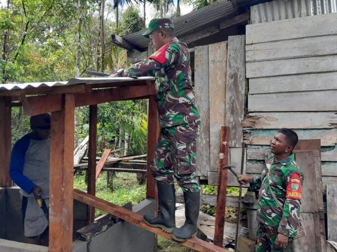 Wujudkan Lingkungan Yang Sehat, Babinsa Koramil Agimuga Bantu Warga Bangun MCK