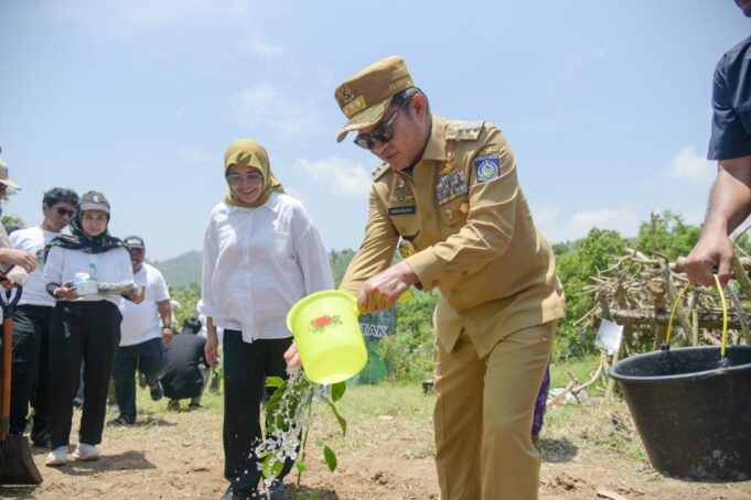 Pj Gubernur NTB, Hasanuddin Berikan Akses Legal Masyarakat Untuk Pengelolaan Hutan