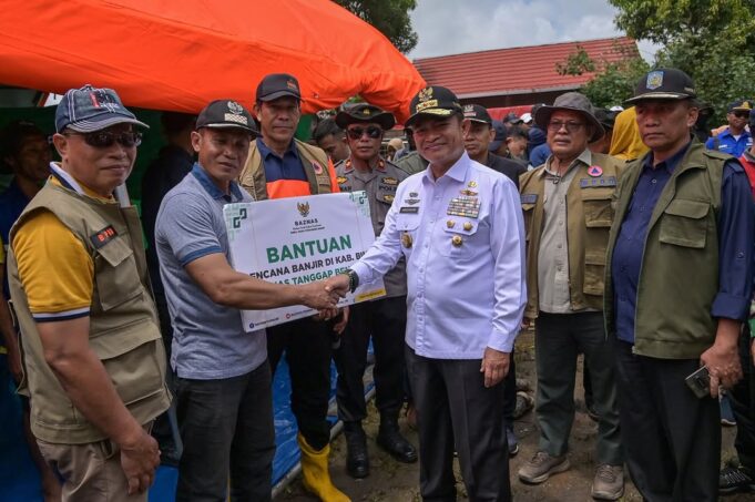 Pj Gubernur NTB Beri Bantuan Korban Banjir Bandang Di Bima