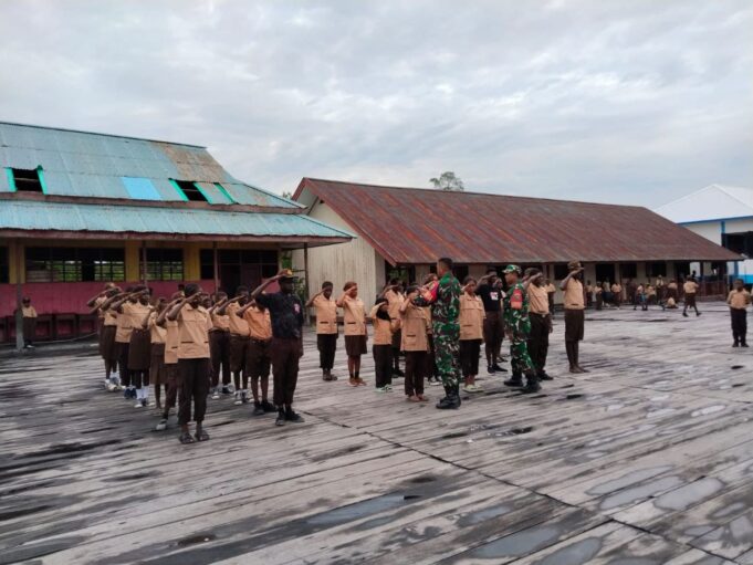 Tanamkan Disiplin Sejak Dini, Babinsa Koramil Mapurujaya Latih PBB Siswa Sekolah Dasar