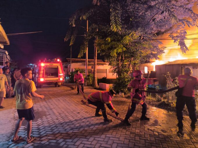 Enam Rumah Hangus di Labuhan Badas