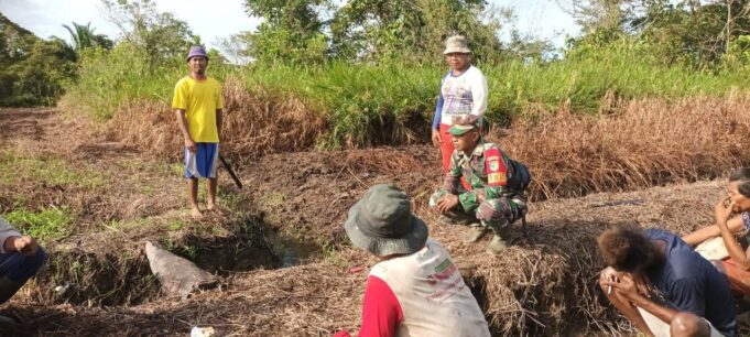 Babinsa Kuala Kencana Bantu Masyarakat Buka Lahan Pertanian