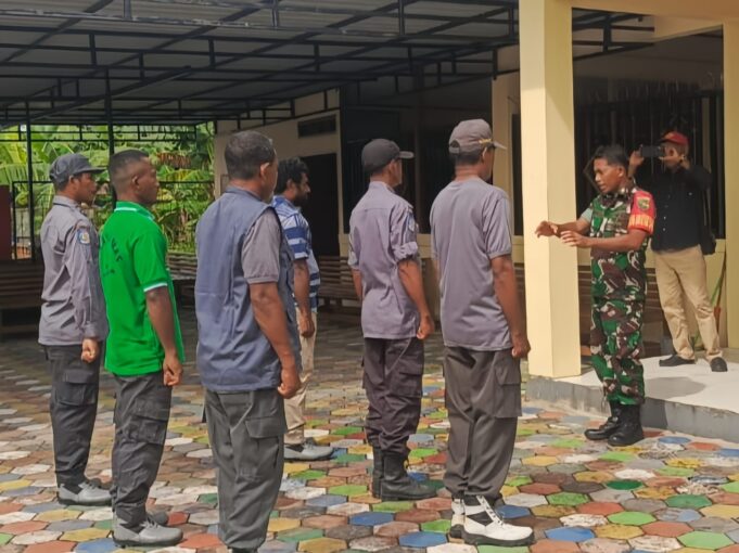 Tingkatkan Disiplin Linmas, Babinsa Timika Latih PBB dan Wawasan Kebangsaan