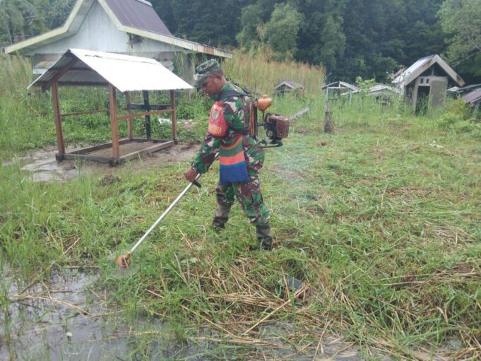 Agar Terlihat Bersih Dan Enak Dipandang, Babinsa Koramil Kokonao Ajak Warga Bersihkan Area Pemakaman Umum