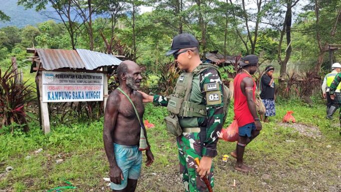 Dandim 1710/Mimika Laksanakan Patroli Wilayah Sekaligus Melaksanakan Komsos Dengan Masyarakat