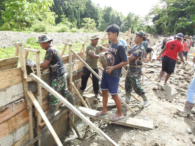 Beginilah Semangat Satgas TMMD 123 Kodim 1510/Sula Dalam Menyelesaikan Pengerjaan Sasaran Fisik