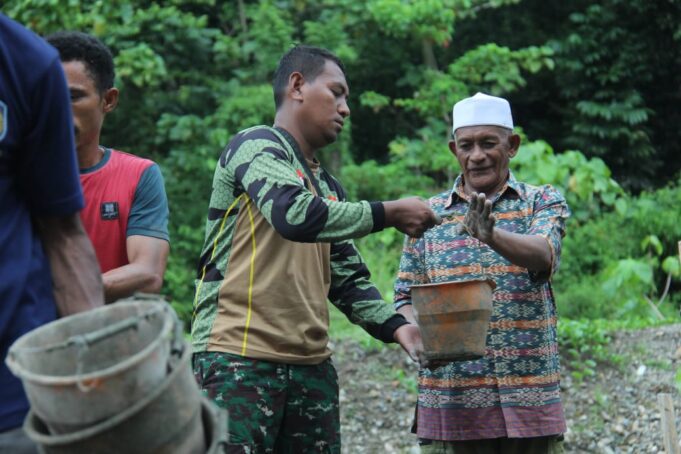 Kekompakan TNI dan Masyarakat Dalam Pembangunan Talud Pada Hari Ke-5 TMMD Kodim 1510/Sula