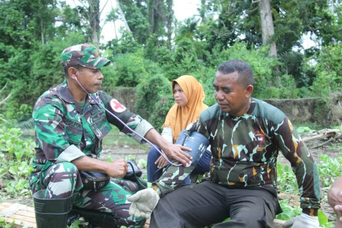 Tim Kesehatan TMMD ke-123 Kodim 1510/Sula Laksanakan Pemeriksaan Kesehatan dan Edukasi Kesehatan Kepada Masyarakat Desa Pastina