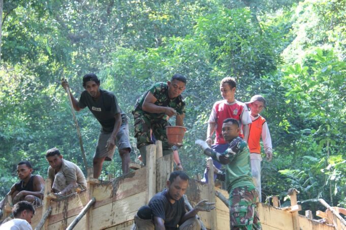 Semangat Warga Desa Malbufa Dalam Pengecoran Bak Air Program TMMD Ke-123 Kodim 1510/Sula