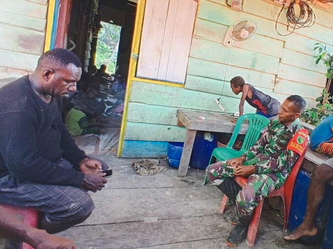 Bentuk Kepedulian, Babinsa Pos Ramil Jita Melayat Ke Rumah Duka Warga Binaan