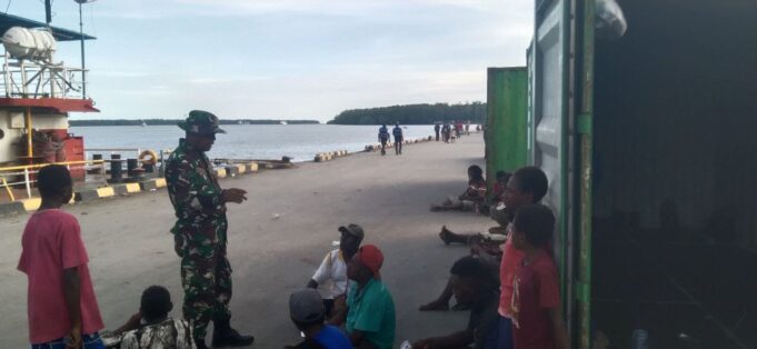 Pererat Tali Silaturahmi Guna Menunjang Tugas Pokok, Babinsa Koramil Mapurujaya Gelar Komsos Bersama Pekerja TKBM Di Wilayah Binaan