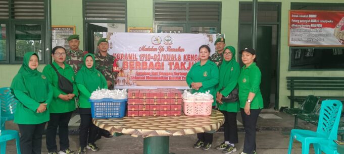 Tingkatkan Amal Ibadah dan Toleransi di Bulan Suci Ramadhan, Koramil 1710-03/Kuala Kencana Bagikan Takjil Gratis Kepada Warga