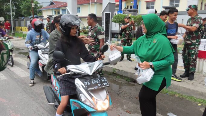 Warga Kodim 1710/Mimika Kembali Bagikan Takjil Gratis Buka Puasa Kepada Masyarakat Pengguna Jalan