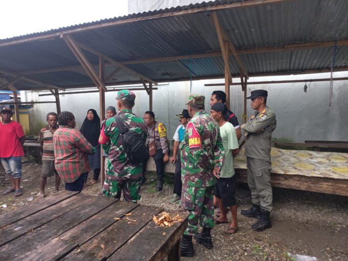 Agar Terlihat Rapi dan Tidak Mengganggu Pengguna Jalan, Babinsa Koramil 1710-02/Timika Bersama Polri dan Satpol PP Tertibkan Para Pedagang