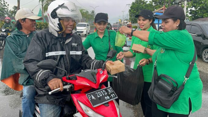 Terus Tebar Kebaikan Selama Ramadhan, Prajurit dan Persit Koramil Agimuga Berbagi Takjil