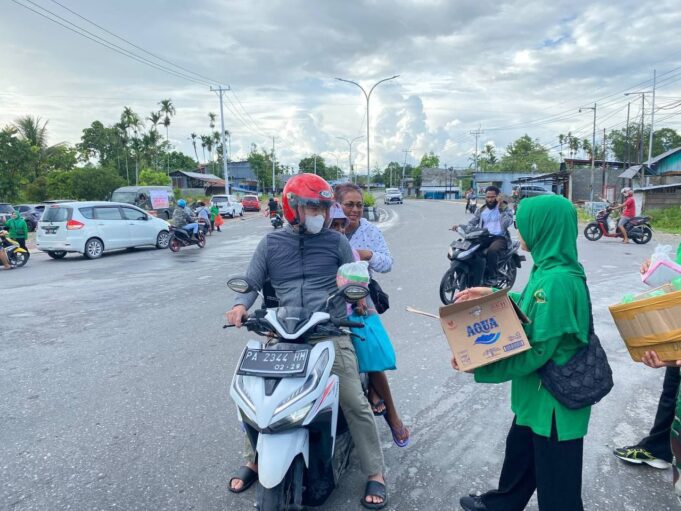 Tingkatkan Amal Ibadah di Bulan Suci Ramadhan, Kodim 1710/Mimika Beserta Koramil Jajaran Terus Bagikan Takjil Gratis Buka Puasa Kepada Warga