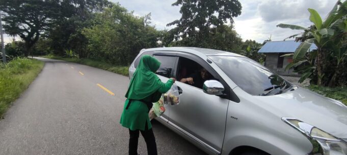 Koramil 1710-07/Mapurujaya Kembali Bagikan Takjil Buka Puasa Ramadhan Untuk Pengguna Jalan