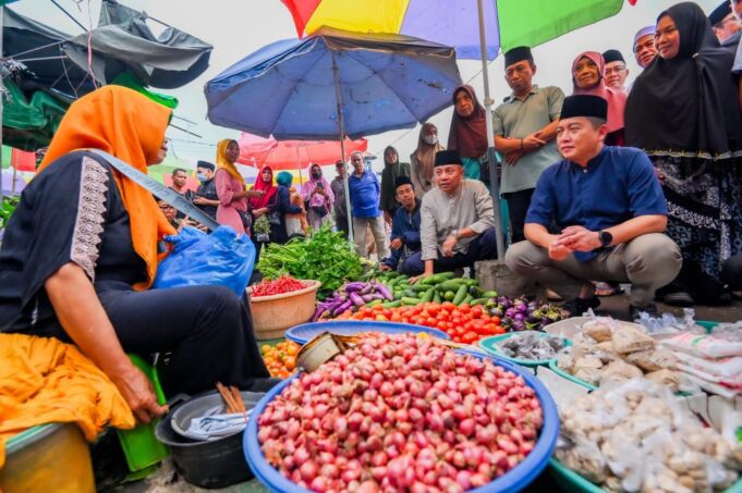 Safari Ramadhan, Gubernur NTB Tinjau Harga Bahan Pokok di Pasar Amahami