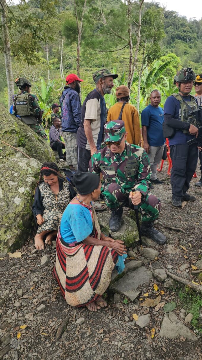Dandim 1715/Yahukimo Bersama Forkopimda Yahukimo Berikan Bantuan Pangan dan Dukungan Moril ke Distrik Anggruk Pasca Serangan OPM