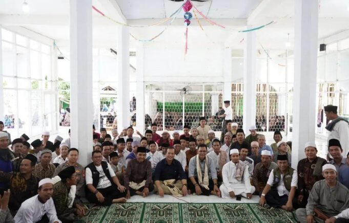 Kunjungi Ponpes NW Padasuka, Bupati H. Jarot Sebut Pondok Pesantren Mitra Strategis Pemerintah