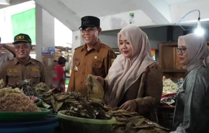 Pastikan Harga Sembako Terkendali di Bulan Ramadhan, Bupati Dampingi Wagub Blusukan ke Pasar Seketeng