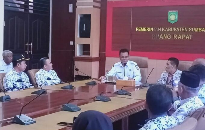 Bupati Ajak PGRI Sumbawa Dukung Gerakan 1 Murid 1 Pohon dan Sholat Subuh Berjamaah