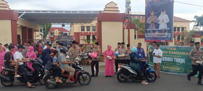 Wujud Polri Untuk Masyarakat, Polres Sumbawa bersama Wartawan Bagi Takjil dan Buka Puasa Bersama
