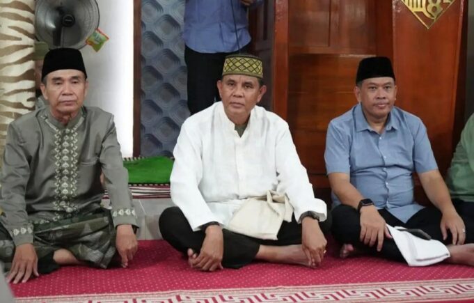 Sholat Tarawih di Kelurahan Samapuin, H. Jarot Minta Masyarakat Doakan dan Kawal Jalannya Pemerintahan