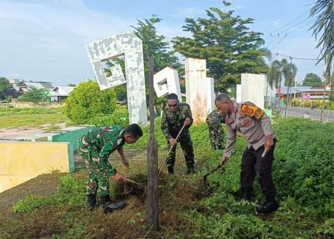 Kompak, TNI-Polri Di Kecamatan Utan Bersinergi Gotong Royong Bersama Pemerintah Dan Masyarakat