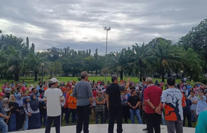 Bupati dan Wabup Sumbawa Pimpin Gotong Royong di Lapangan Pahlawan