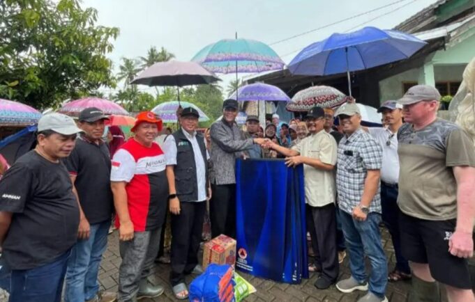 Bupati Serahkan Bantuan untuk Korban Banjir di Desa Boak