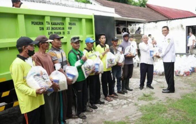 Bupati Serahkan Bantuan Sembako untuk Pasukan Merah, Kuning dan Hijau