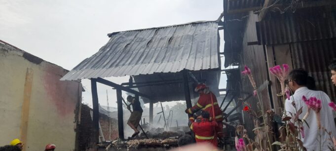 Diduga Konsleting Listrik, 1 Rumah Terbakar dan 2 Terdampak di Lekong