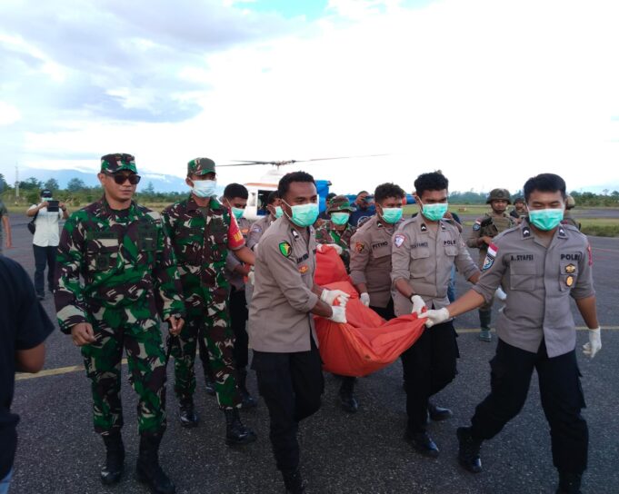 Kodim 1715/Yahukimo Bantu Polri Evakuasi Jenazah Korban Kekejaman OPM di Muara Kum, Distrik Seradala
