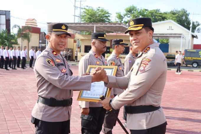Polres Sumbawa Berikan Penghargaan Personel Berprestasi
