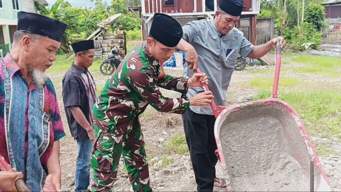 Dukung Pembangunan Rumah Ibadah, Babinsa Koramil 07/Mapurujaya Hadiri Peletakan Batu Pertama Pembangunan Masjid