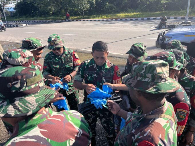 Peringati Hari Bumi, Kodim 1710/Mimika Lakukan Karya Bakti Pembersihan Jalan
